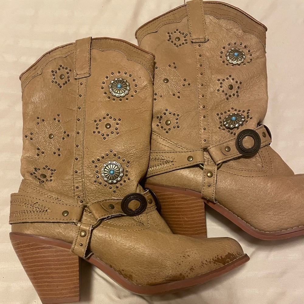 Dingo women’s cowboy boots excellent condition. Barely worn.